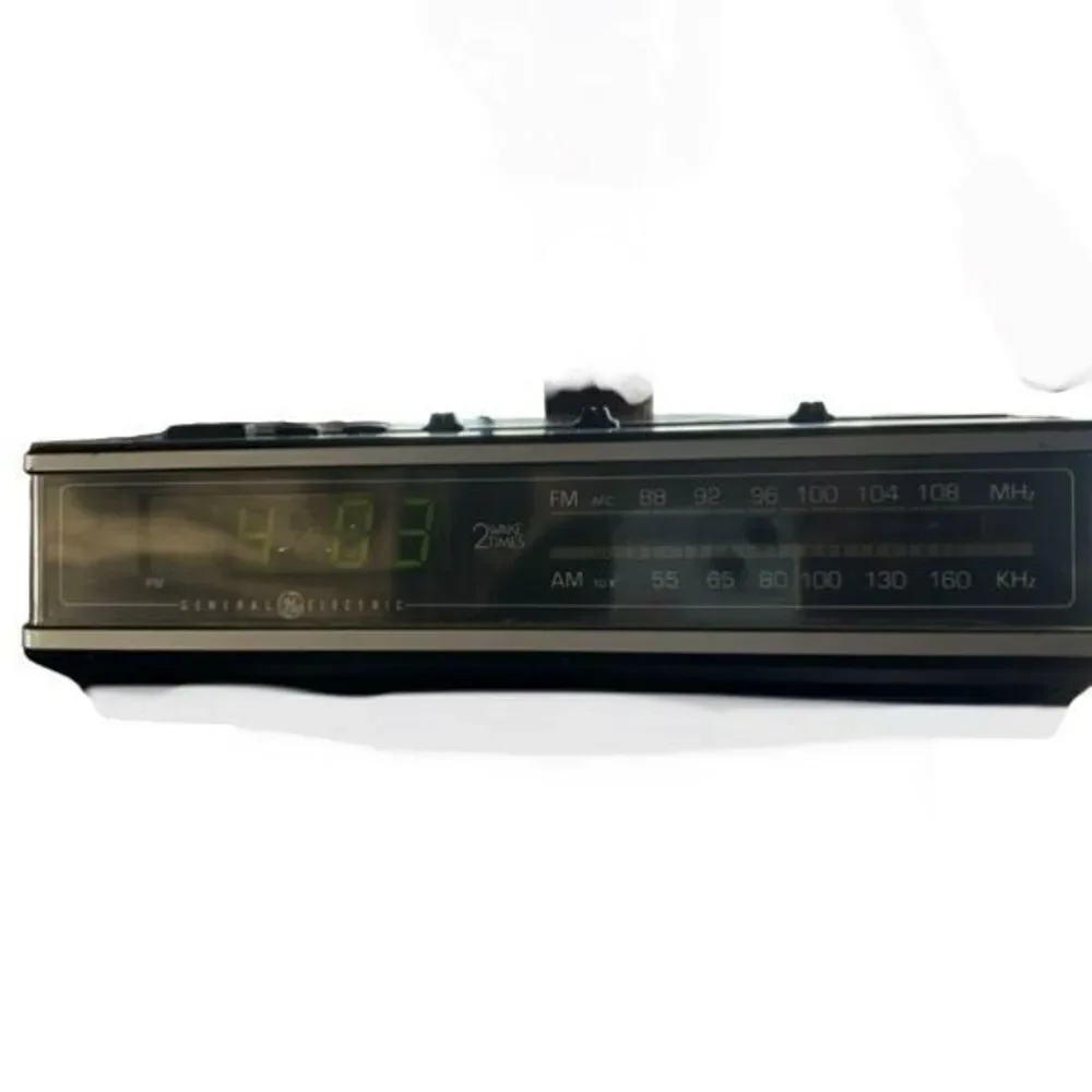 General Electric Model 7-4675A 2 Wake Times Clock Radio
